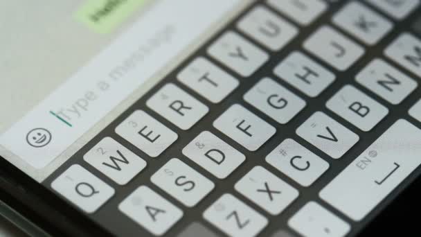 Dactylographier message sur téléphone mobile vous me manquez .