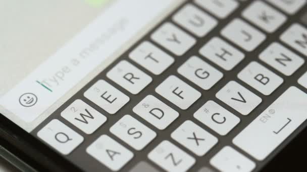 Message de dactylographie sur téléphone portable .