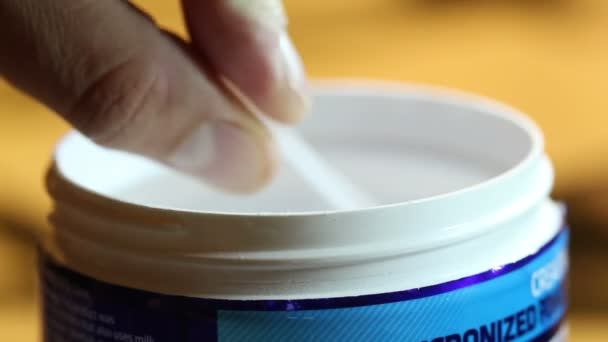 Tomar una cucharada de polvo de creatina del envase . — Vídeos de Stock