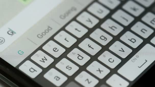 Dactylographier message sur téléphone mobile vous me manquez .