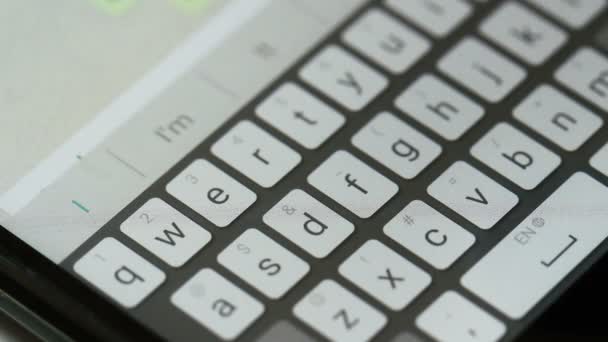 Dactylographier message sur téléphone mobile vous me manquez .