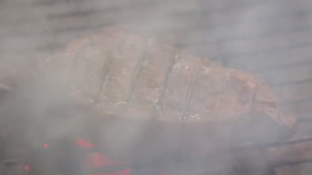 Filete ahumado en parrilla de barbacoa — Vídeo de stock