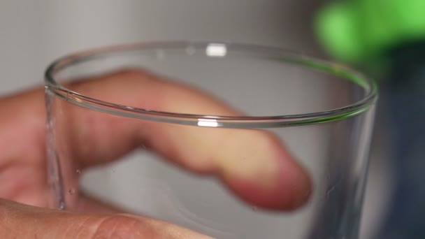 Ein Glas Wasser nehmen. — Stockvideo