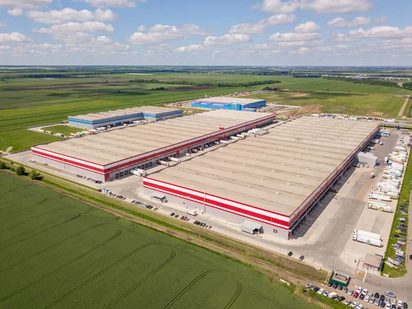 Luftaufnahme des großen Logistikparks mit Lager, Verladebahnhof mit vielen Sattelschleppern, die an den Rampen stehen, um Waren zu entladen. Rostow am Don. Stockbild