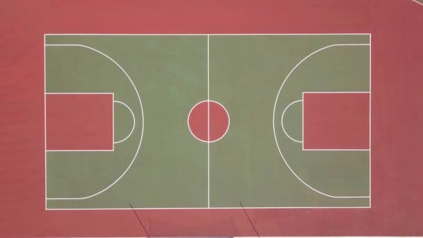 Veduta aerea del campo sportivo di basket. Nuovo stadio pubblico all'aperto dall'alto. Bellissimo parco giochi. — Video Stock