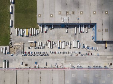 Lojistik merkezleri, otoyolun yakınındaki depolar, kamyon park yerleri, yükseklikten görüş, deponun yakınındaki otoparkta çok sayıda kamyon..