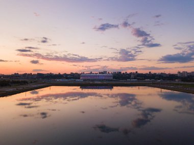 Rostov-on-Don, Rusya - 2019: Rostov-Arena futbol stadyumu yukarıdan gün batımında, güzel şehir manzarası.