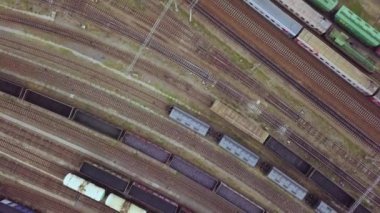 Demiryolu kargo taşımacılığında tepeden aşağı görüş. Yukarıdan yük vagonları geliyor. Bataysk. - Rusya. 09 2019.