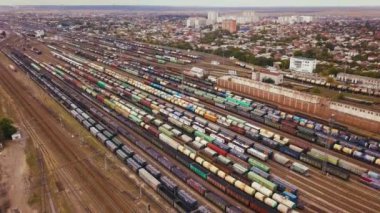 Demiryolu kargo taşımacılığında tepeden aşağı görüş. Yukarıdan yük vagonları geliyor. Bataysk. - Rusya. 09 2019.