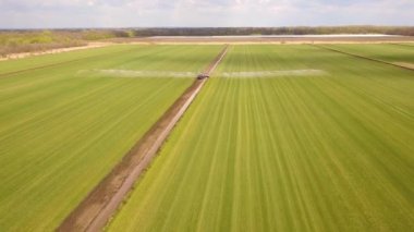 Çekicinin hava görüntüsü kimyasalları büyük yeşil alana püskürtüyor. - Rusya. Rostov bölgesi.
