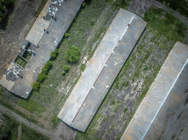 Verlaten boerderij in Rusland. Verlaten boerderij in Rostov regio. Verlaten boerderij uit de lucht. Luchtfoto van het verlaten bedrijf. — Stockfoto