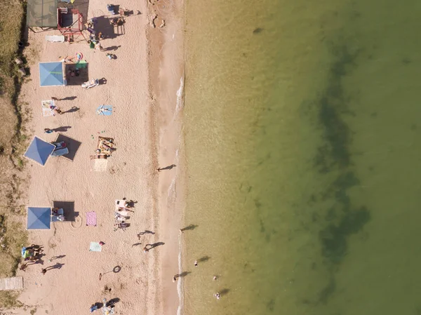 Aerial top down view of a beach of the Azov sea. Summer vacation time. Shelkino. Crimea. Fotos de stock libres de derechos