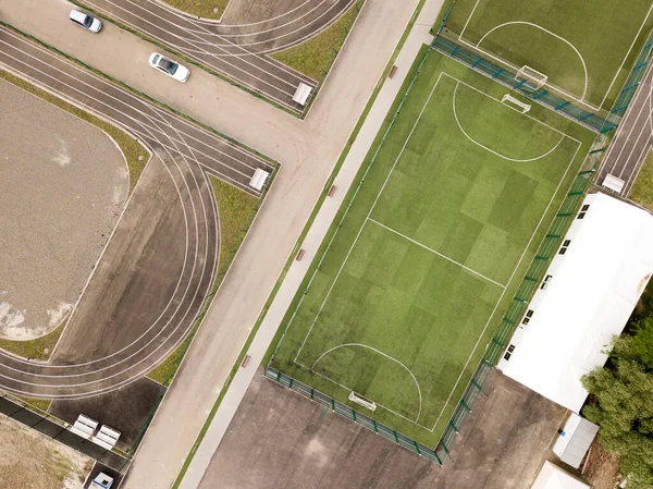 Luchtfoto van boven naar beneden drone van groen voetbalveld leeg om te worden gebruikt voor voetbalwedstrijd. — Stockfoto