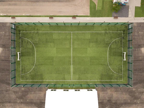 Foto aérea de dron de arriba hacia abajo del campo de fútbol verde vacío para ser utilizado para el juego de fútbol. Imágenes de stock libres de derechos