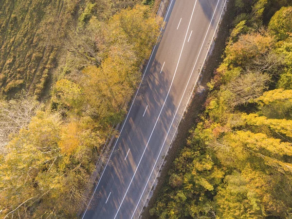 Aereo drone top down shot. Traffico stradale di montagna. — Foto Stock