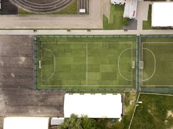 空中トップダウンドローン写真の緑のサッカーピッチ空のサッカーゲームに使用する. — ストック写真