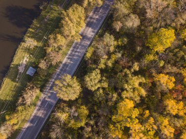 Yukarıdan aşağıya hava aracı videosu. Dağ yolu trafiği. Rostov bölgesi.