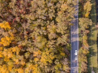Yukarıdan aşağıya hava aracı videosu. Dağ yolu trafiği. Rostov bölgesi. Rusya.