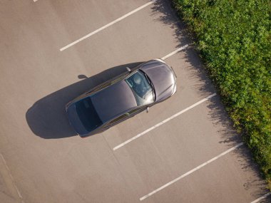 Araba otoparkı yukarıdan görünüyor, hava manzaralı. Üst görünüm