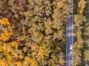 Yukarıdan aşağıya hava aracı videosu. Dağ yolu trafiği. Rostov bölgesi. Rusya.