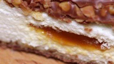 Çikolata ile fındık ve krem dilim.