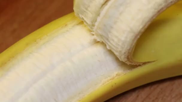 Zbliżenie obranego banana. — Wideo stockowe