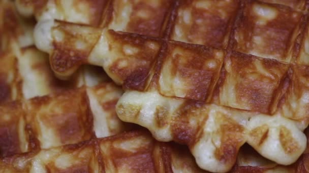 Waffles crocantes saborosos. Macro . — Vídeo de Stock