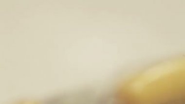 Sarı haplar. Makro.