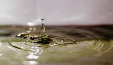 Su damlacığı suya iniş