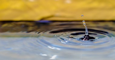 Su damlacığı suya iniş