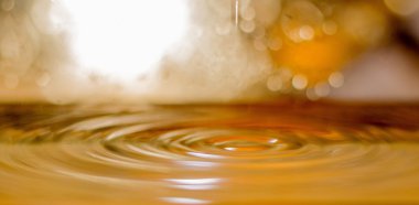 Su damlacığı suya iniş