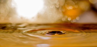 Su damlacığı suya iniş