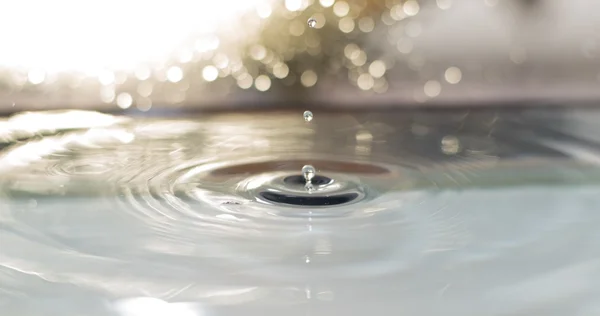 Su damlacığı suya iniş