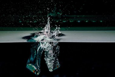 Pil siyah arka plan üzerine izole suya