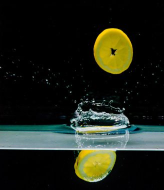 Siyah arka plan üzerine izole suya limon