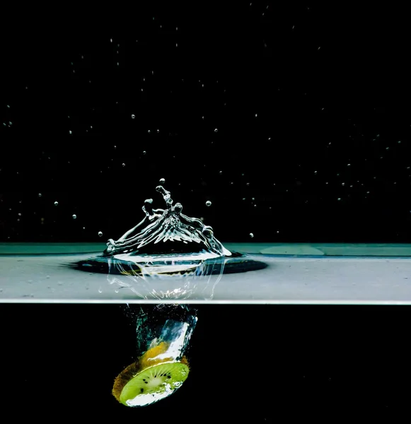 Kivi suyuna, siyah arka plan üzerine izole