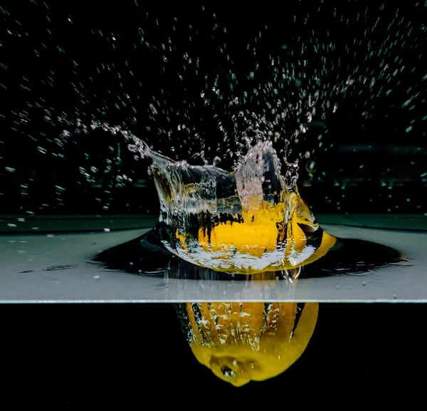 Siyah arka plan üzerine izole suya limon — Stok fotoğraf