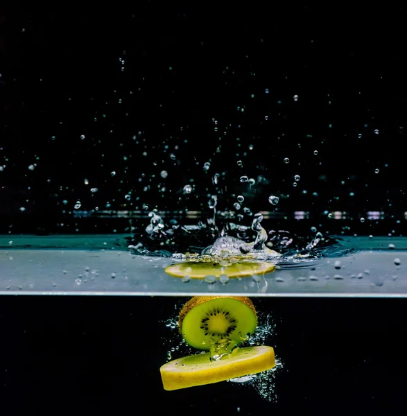 Siyah arka plan üzerine izole suya limon ve kivi meyve — Stok fotoğraf