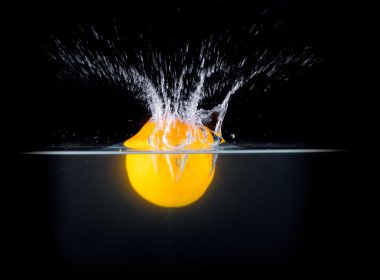 Meyve Splashing wate içine