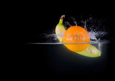 Meyve Splashing wate içine