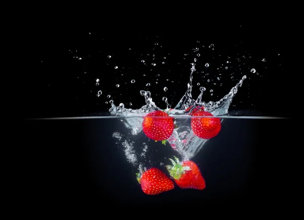 Obst spritzt ins Wasser — Stockfoto
