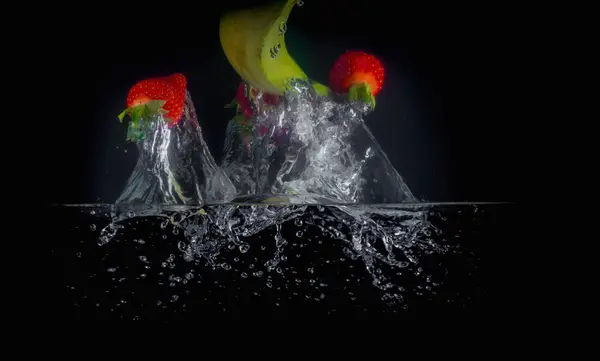 Éclaboussures de fruits dans l'eau — Photo