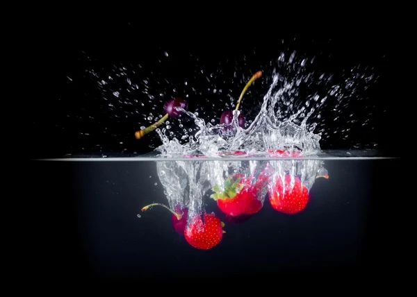 Éclaboussures de fruits dans l'eau — Photo