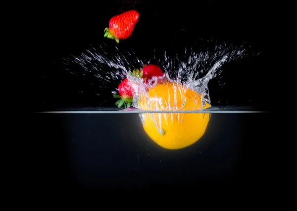 Fruit Splashing in wate — Stockfoto