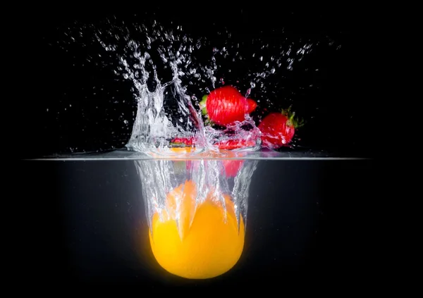 Fruit Splashing in wate — Stockfoto