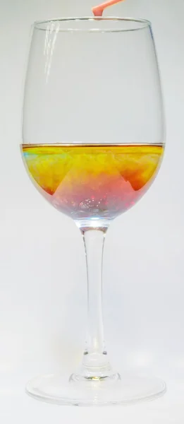 Tintura de alimentos coloridos em copos de vinho — Fotografia de Stock