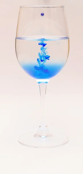Coloreado colorante en copas de vino —  Fotos de Stock