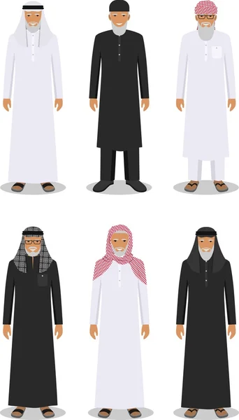 Conjunto de diferentes hombres de edad árabe de pie en la ropa árabe musulmana tradicional aislado sobre fondo blanco en estilo plano. Árabe tradicional musulmán, ropa árabe, vestido árabe oriental. Vector — Vector de stock