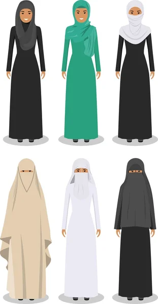 Uppsättning av olika stående arabiska kvinnor i traditionella muslimska arabiska kläder isolerad på vit bakgrund i platt stil. Arab traditionella muslimska, arabiska kläder, east arabian klänning. Vektor — Stock vektor