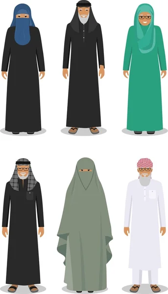Conjunto de diferentes personas de edad árabe de pie en la ropa árabe musulmana tradicional aislado sobre fondo blanco en estilo plano. Árabe tradicional musulmán, ropa árabe, vestido árabe oriental. Vector — Vector de stock